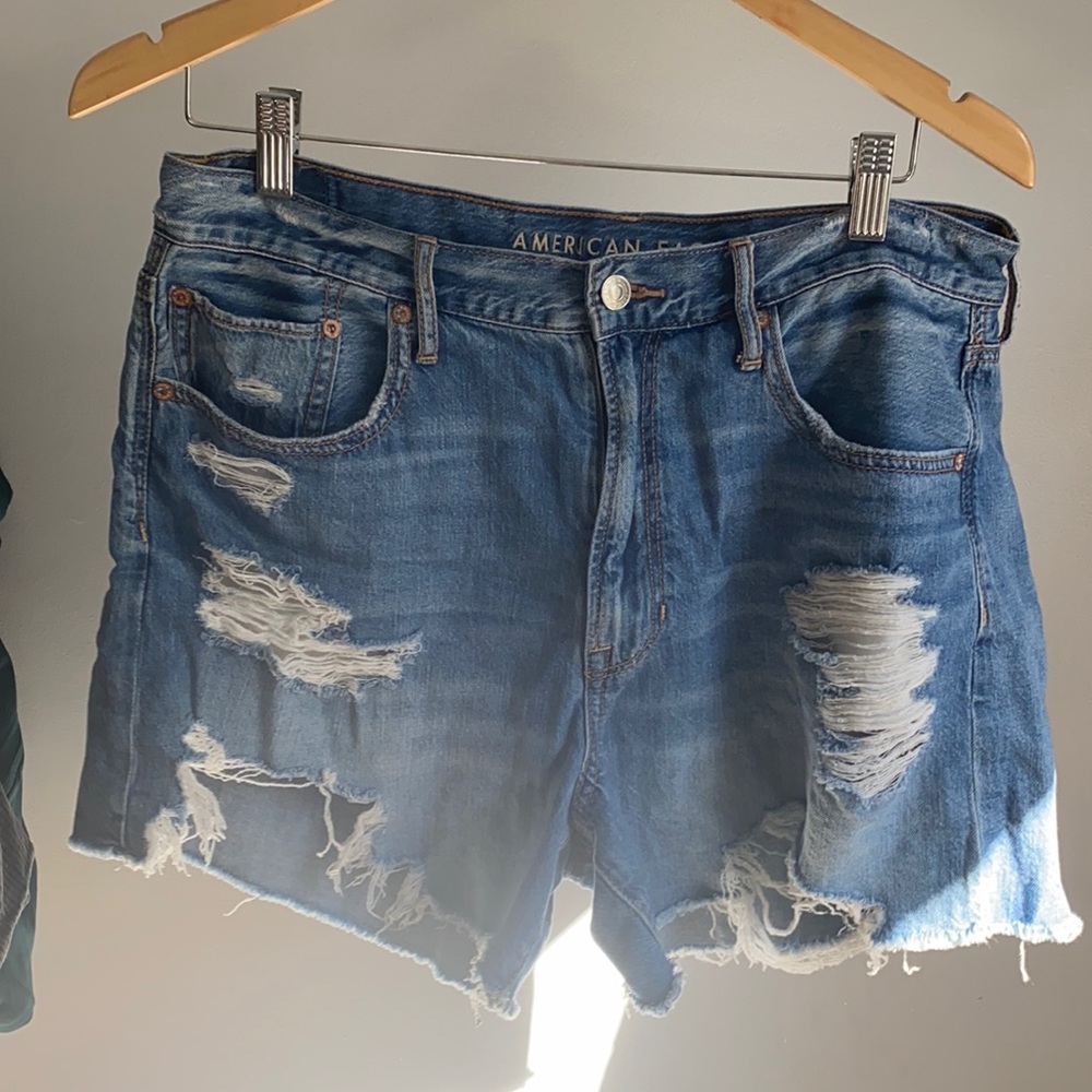 AE 90s Light Wash Boyfriend Shorts